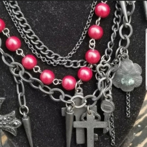 HOT TOPIC BLACK & RED LAYERED GOTHIC VICTORIAN CHARM NECKLACE - Picture 3 of 6